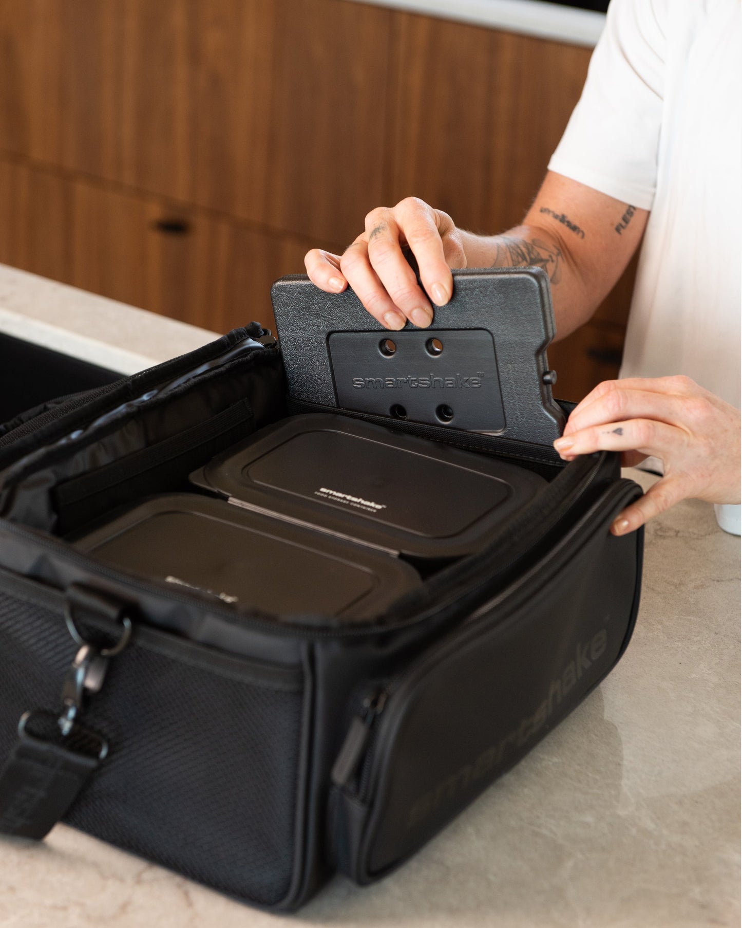 meal-prep-bag-black-with-4-food-containers-and-2-ice-packs-d7 Smartshake_Meal_Prep_Bag_Black_liefstyle_2.jpg