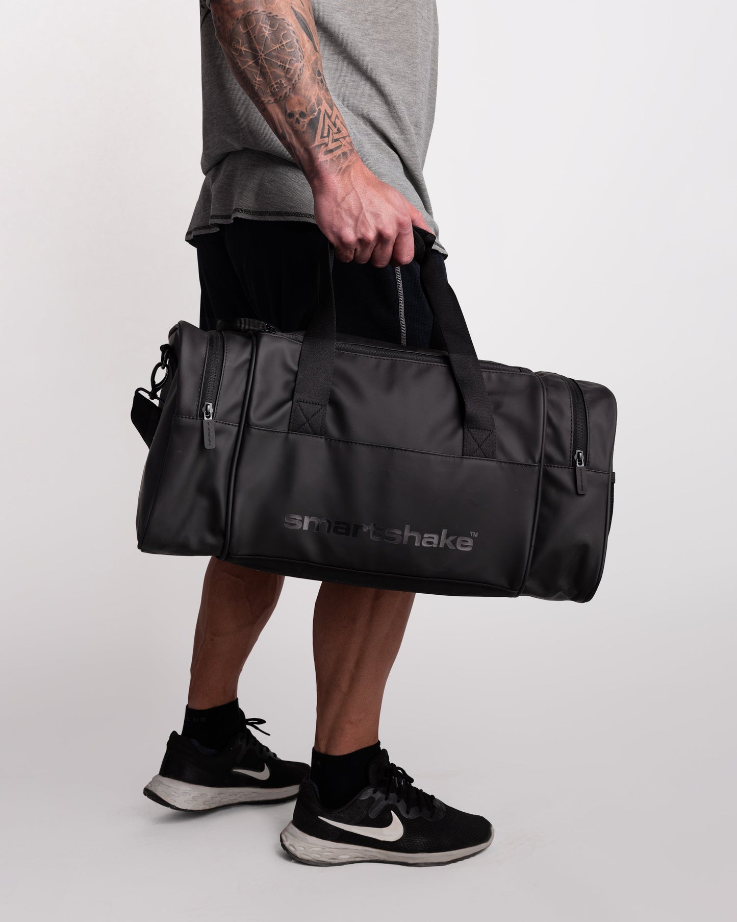gym-bag-black-a4 Smartshake_GymBag_Black_lifestyle.jpg