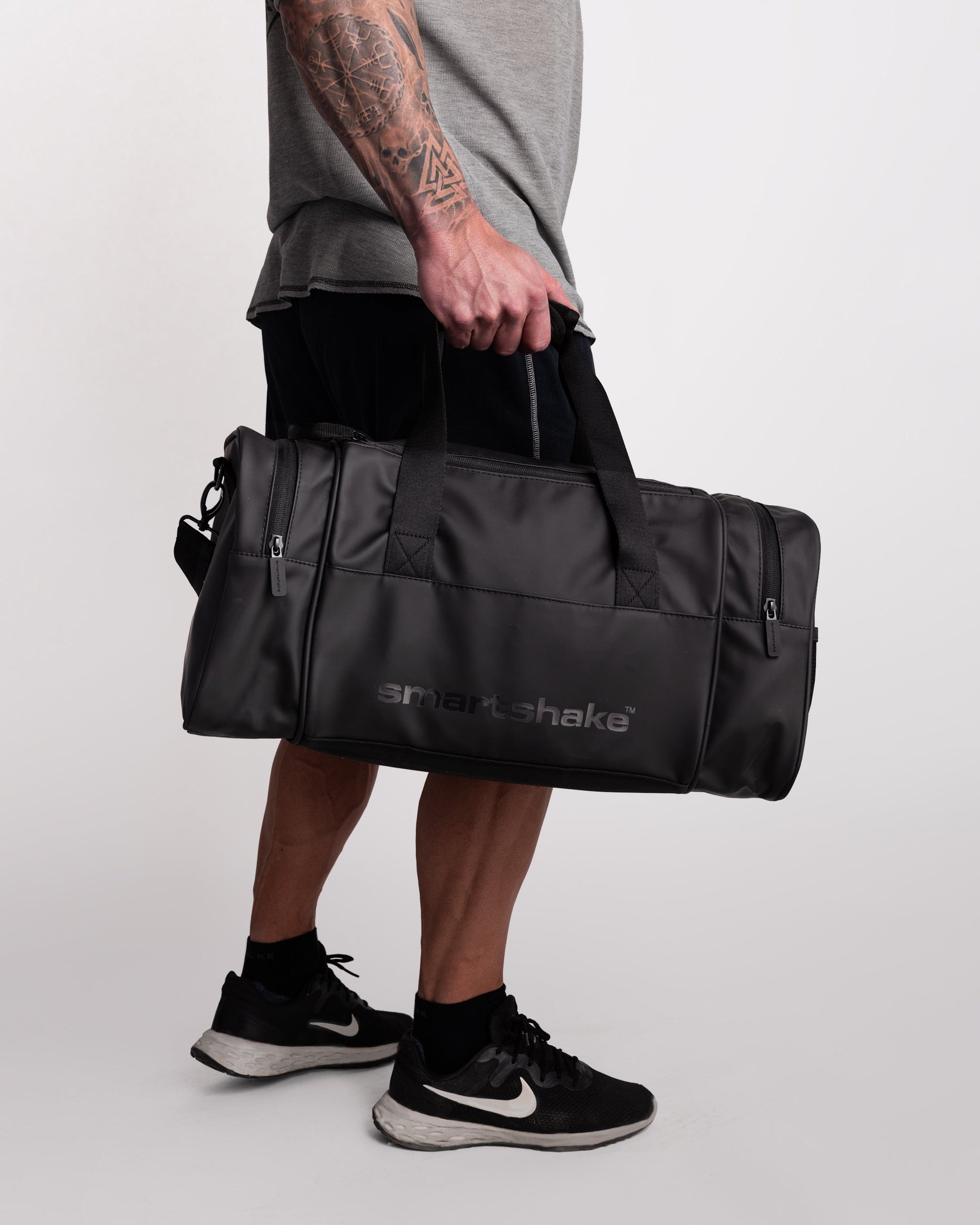 gym-bag-black-a4 Smartshake_GymBag_Black_lifestyle.jpg