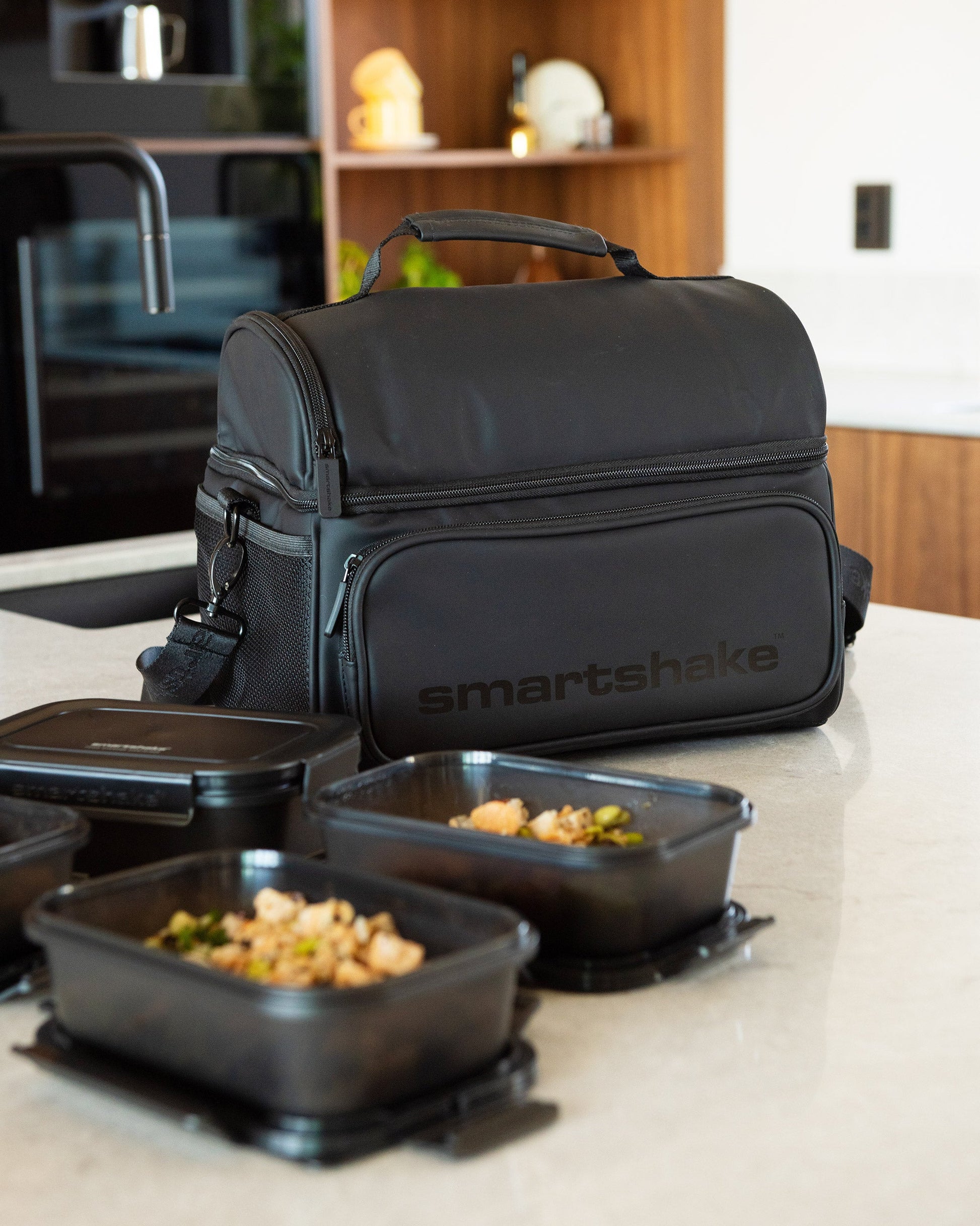 meal-prep-bag-black-with-4-food-containers-and-2-ice-packs-d7 Smartshake_Meal_Prep_Bag_Black_liefstyle.jpg