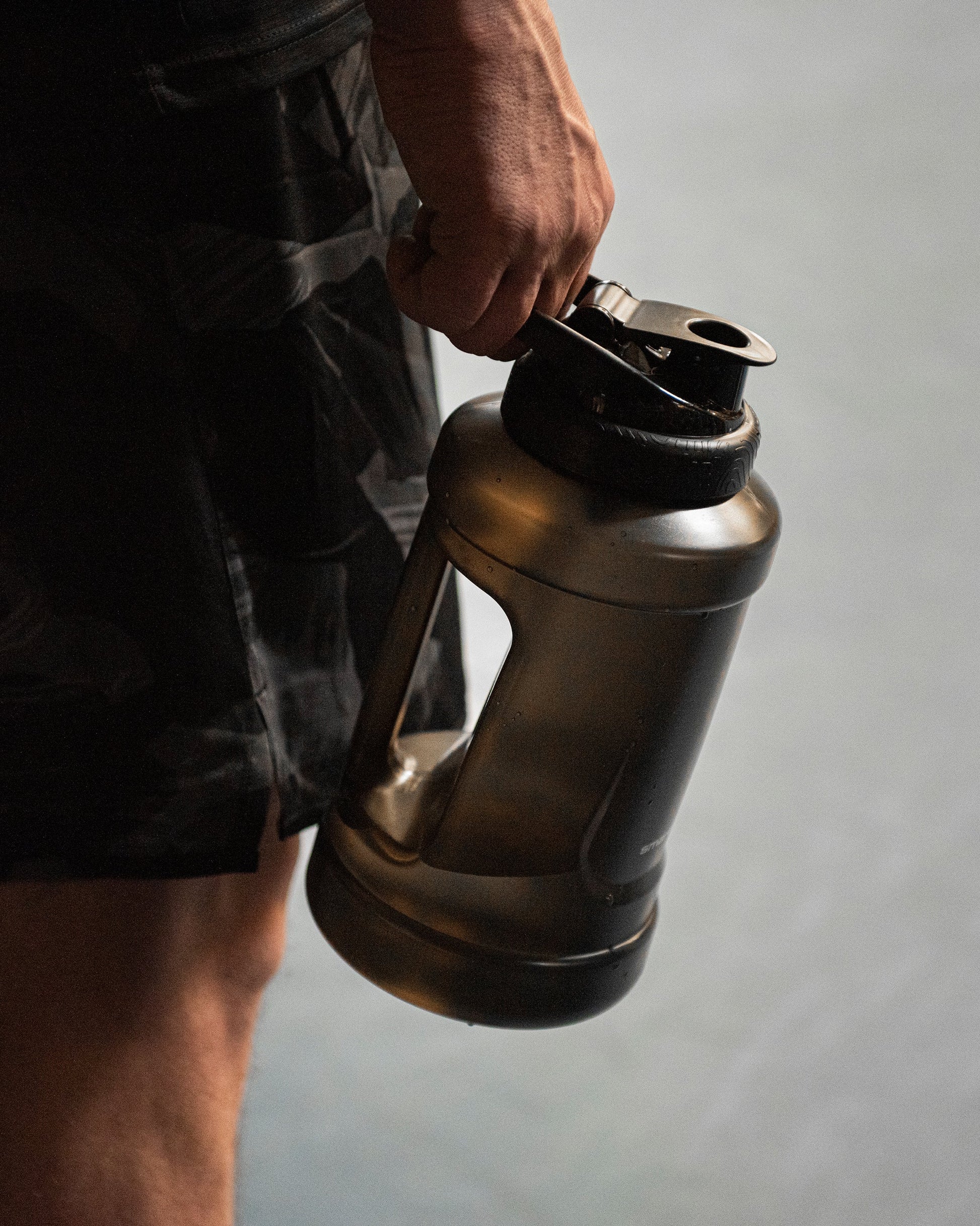 ultimate-jug-black-m2 Smartshake_Ultimate_Jug_black_lifestyle.jpg